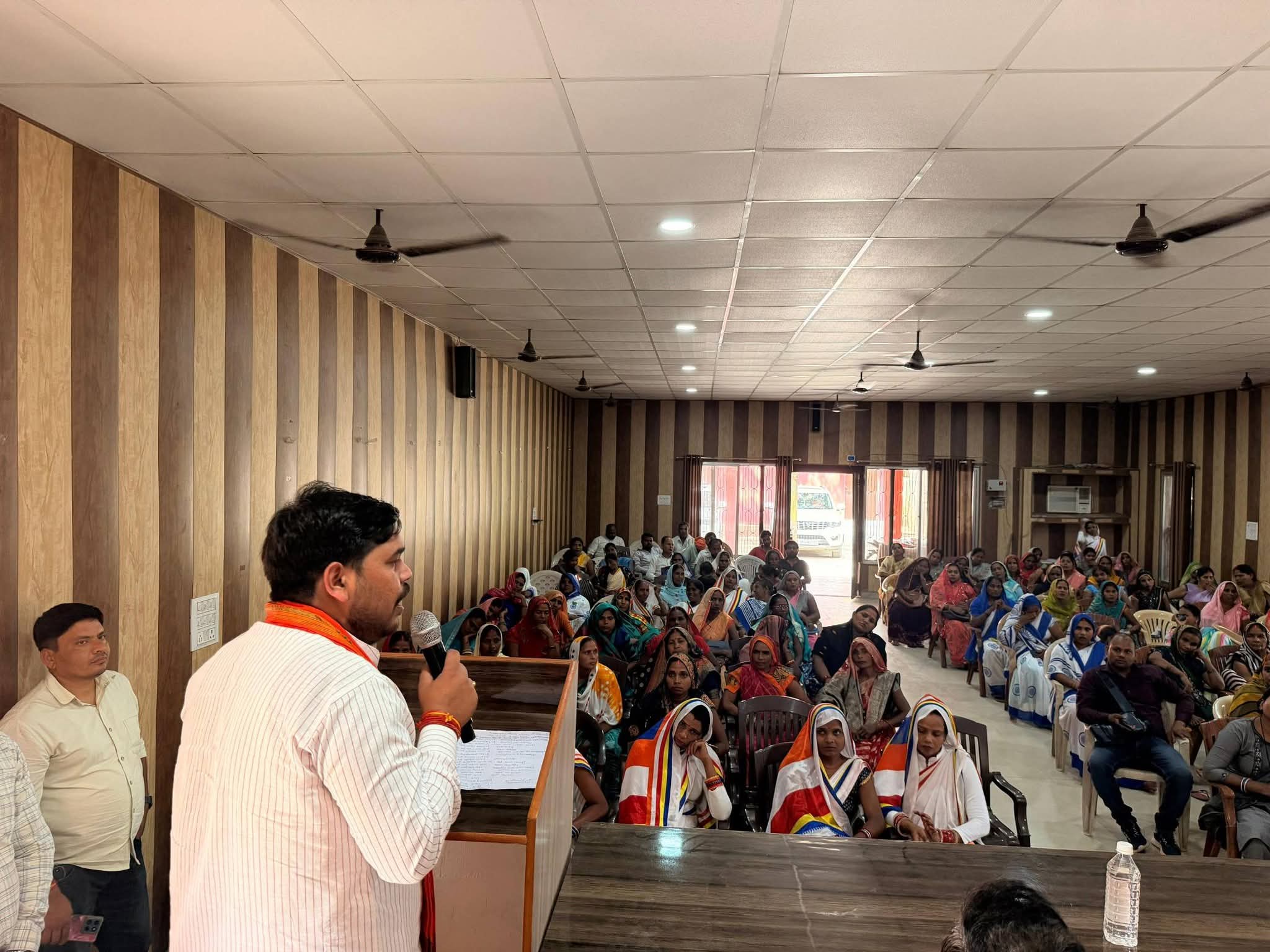 अभिषेक कुमार आम जनमानस को संबोधित करते हुए